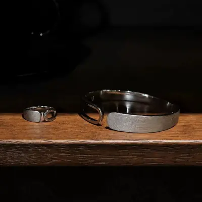 Minimalist hollow bracelet, brushed open design - 2