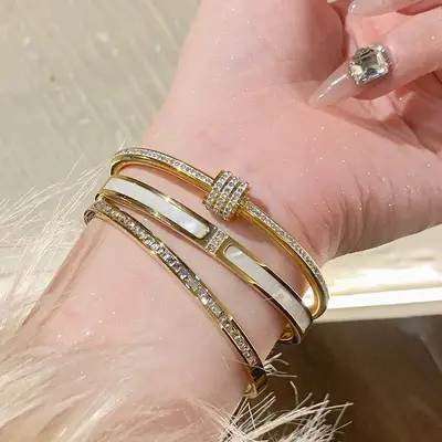 Premium Bracelet Minimalist Gold Design