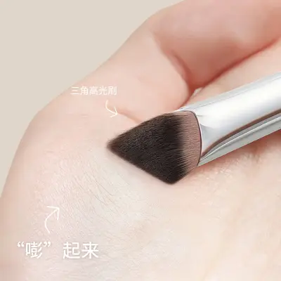 Triangle Highlighter Brush for Nasolabial Folds and Under-Eye, Soft-Bristle Makeup Brush