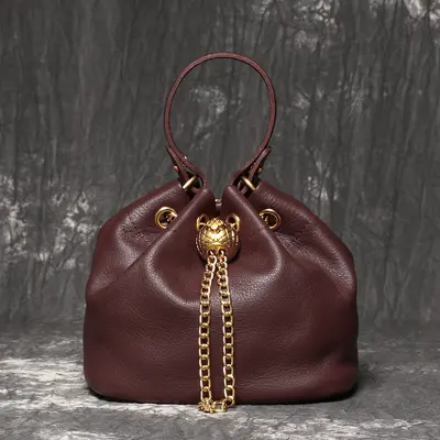 Handgefertigte Kosmetiktasche aus echtem Rindsleder, Beuteltasche mit Kette - 11