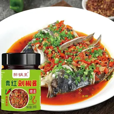 Hausgemachte Chilisauce mit grünem und rotem Hackchili, würzig-scharf