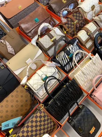 Damen-Handtasche, Umhängetasche mit einem Schultergurt, gemischte Modelle - 4
