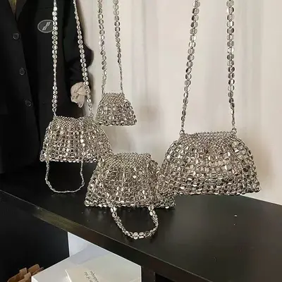 Schlichte Damenhandtasche mit gewebter Perlenkette - 3