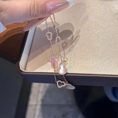 Parıltılı Çekiciliğe Sahip Trendy Taklit Fritillary Kabak Bileklik, Zarif ve Sofistike Stil, Chanel'dan Esinlenen Zarif Kadın Takıları.