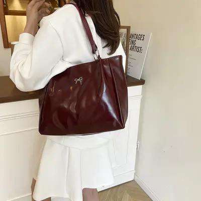 Große Tote-Tasche für Damen mit hohem Fassungsvermögen, Alltags-Schultertasche 2025 neues Nischen-Design, modische Handtasche, schlicht-elegant für den täglichen Gebrauch