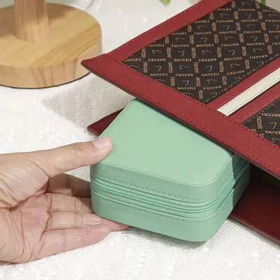 Tägliche Halsketten-Schmuck-Aufbewahrungsbox Großhandel kleine Charge Perlarmband Halskette tragbar ins Schmuckbox