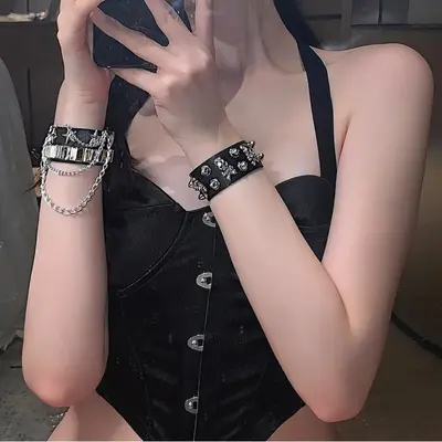 Punk PU deri perçin bilezik, kafatası deseni, geniş model