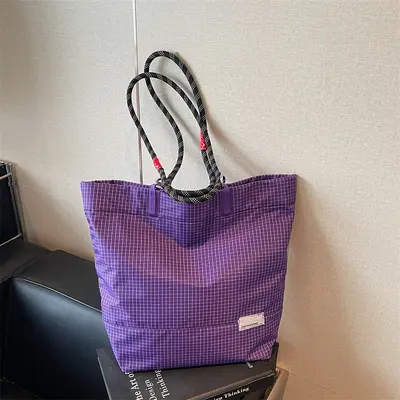 Einfache lässige Outdoor-Sport-Alltags-Pendel-robuste leichte großvolumige Unisex-Schulter-Handtasche mit Karomuster