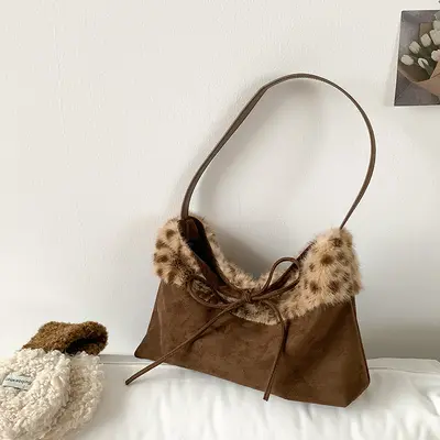 Retro-Damentasche mit Leopardenmuster und Plüschdetails - 9