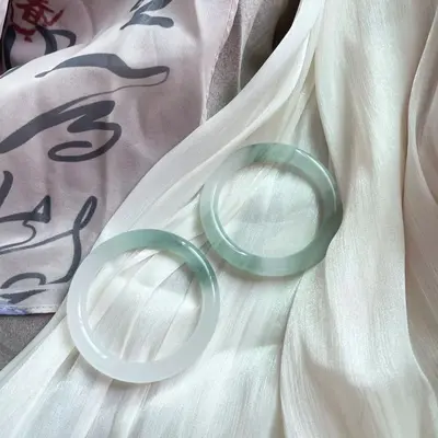 Tianshan emerald jade bangle, ice glutinous type, floating flower pattern