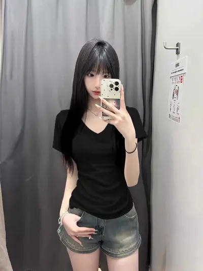 American short-sleeved right shoulder V-neck T-shirt for women in summer, slim fit hot girl style, versatile slimming design, niche ice silk breathable top
