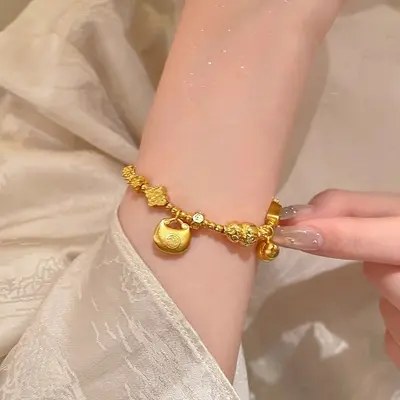 Goldfarbenes geflochtenes Seilarmband im chinesischen Stil