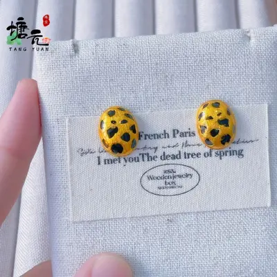 Leopar desenli sarı altın kaplamalı yumurta formlu küpe