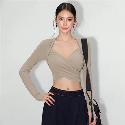 Women's sports crop top with chest pad, fitted - 8