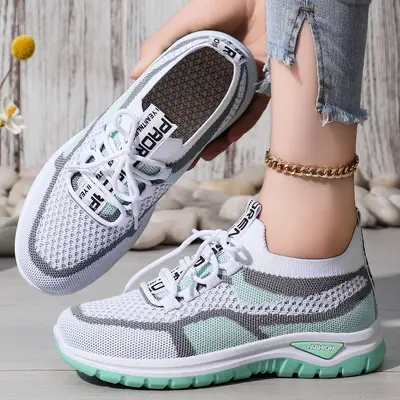 Women's cross-border large-size sports shoes, flyknit mesh shoes, shallow lightweight casual shoes, comfortable women's shoes, versatile single shoes.