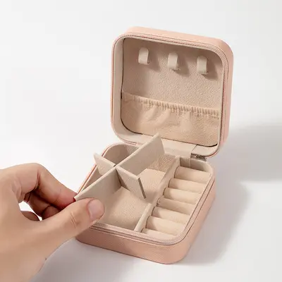 Tragbare einfache Mini-PU-Leder-Schmuckschatulle quadratisch Ringbox Armbandschatulle Halskettenschatulle Ohrringschatulle Aufbewahrungsbox hochwertige Schmuckschatulle