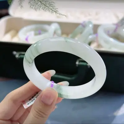 Tian Shan Jade Armband mit grünen Flöckchen, eisweiße Grundierung - 10