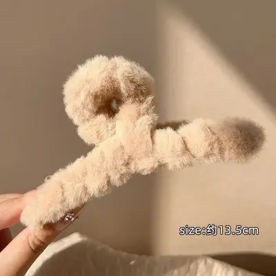 Plush paw clip for women, luxurious large hair claw clip for autumn and winter, shark clip for thick hair, hair accessory. - 13
