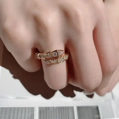 Bao Ge Seiko V Gold Electrolysis Plated Full Diamond Snake Bone Ring, White Mother-of-Pearl Snake-Shaped Open Ring for Women in Light Luxury Style.