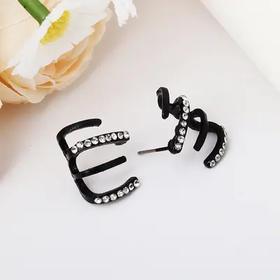 TikTok bestseller koreanische Version kleine frische Diamant-Ohrstecker für Frauen, elegante Legierungs-Ohrstecker Großhandel vom Hersteller.