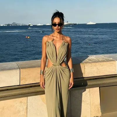 Langes Strandkleid mit Neckholder aus Metall, tiefem V-Ausschnitt und Cut-outs