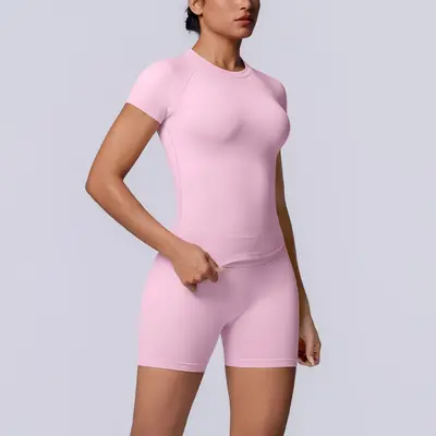 Nahtloses, atmungsaktives Damen-Sportset aus Kurzarmshirt und Shorts