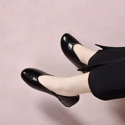 Damen-Loafer mit runder Spitze, flache Sohle, bedrucktes Rindsleder