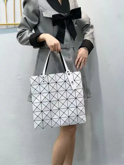 Classic Six-Grid Diamond Quilted Large Capacity Tote Bag - 4