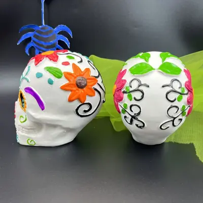 Totenkopf-Tischdeko im mexikanischen Día-de-los-Muertos-Stil, kleine Figur