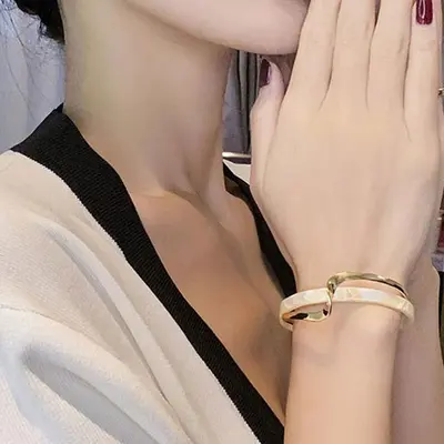 Echtes Gold-Elektrolyse geometrisches offenes Armband Korea-Stil ins Retro erreichbar Luxus-Armband Nische Frauen personalisiertes Design Handschmuck