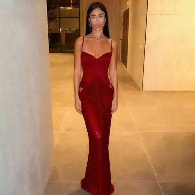Elegantes Damen-Abendkleid mit Pailletten, geteiltem Oberteil und Cut-Out-Details