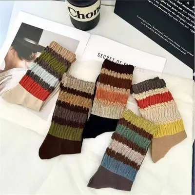Damensocken mittelhoch aus Baumwolle, lockerer Bund, Regenbogenstreifen