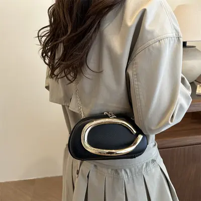 Kleine quadratische Abendhandtasche mit Metallkette - 5