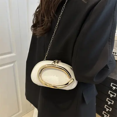 Kleine quadratische Abendhandtasche mit Metallkette - 4