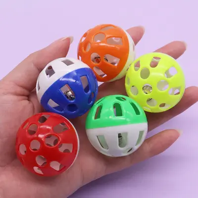 Cat Toy Self-Play Boredom Relief Two-Color Hollow Cat Teaser Ball Cat Toy with Built-in DIY Plastic Bell Ball Cat Supplies