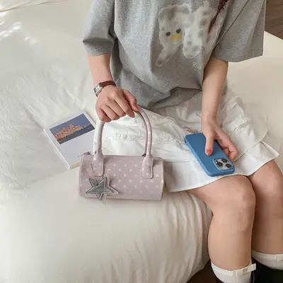 Damen Boston-Handtasche mit Punkten und Schulterriemen