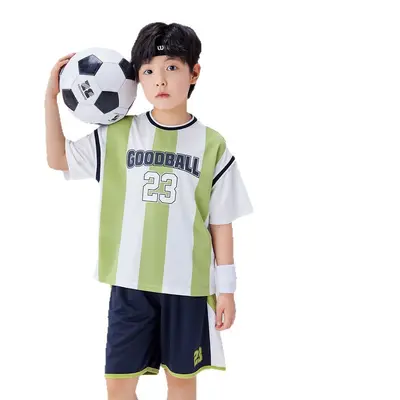 Kinder Sportset aus atmungsaktivem Mesh, Kurzarmshirt und Shorts