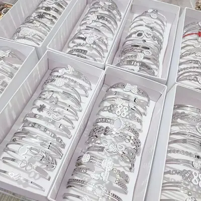 Titanium steel bracelet in steel color for women, diamond-cut, versatile, elegant, high quality, color-resistant, mixed styles, wholesale, star pattern, fashion-forward for commuting.