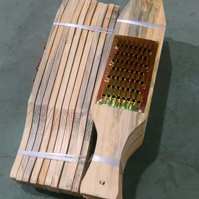 Holzhobelmaschinen für Straßenverkaufsstände, zweiteiliges Haustyp-Holzmodell, Rettichgemüseschneider, altmodische Holzkiefernbretter zu niedrigem Preis.