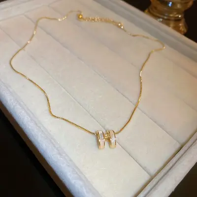 Kadınlar için hafif lüks harfli üç boyutlu H kolye, modaya uygun niş minimalist tarz, süper peri mizaçlı çok yönlü köprücük kemiği zinciri.