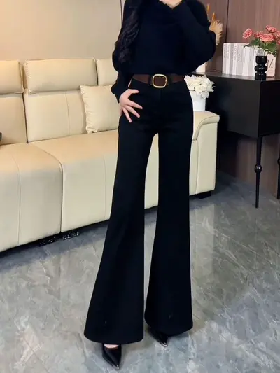 Gefütterte Damenjeans, schmale gerade Passform mit Mikro-Schlag, Winter 2025