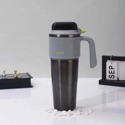 Edelstahl-Thermobecher mit Ein-Knopf-Deckel, Griff und Strohhalm - 10