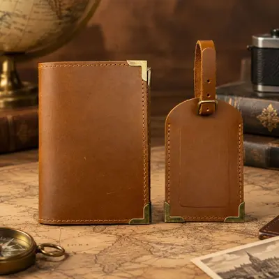 Crazy Horse Leder Reisepass-Tasche mit Vintage Gepäckanhänger - 4