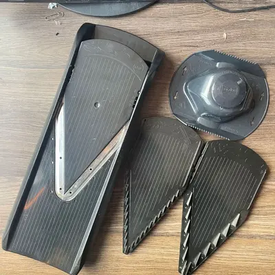 V Tipi Sebze Doğrayıcı ve Rendesi Mutfak Aracı