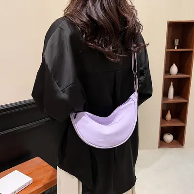 Kadınlar için naylon crossbody çanta 2024 yeni moda hamur tatlısı çanta hafif spor tarzı küçük omuz çantası koltuk altı omuz çantası Çantalar