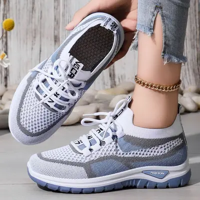 Women's cross-border large-size sports shoes, flyknit mesh shoes, shallow lightweight casual shoes, comfortable women's shoes, versatile single shoes.