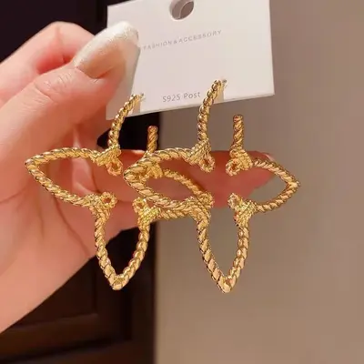 Französische Ohrringe mit durchbrochenem Blumenmuster, Gold-Optik - 2