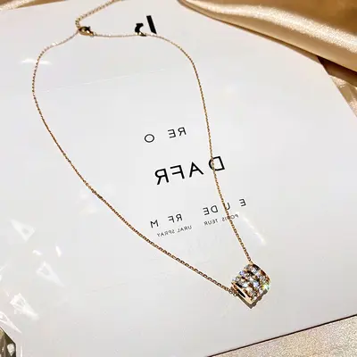 Volles Diamant-Schlüsselbein-Halskette aus Titanstahl für Frauen, rostfrei, vielseitig, hochwertiger leichter Luxus, Instagram-Stil, minimalistische Ästhetik, 18K Gold-Brustkettenanhänger