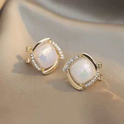 Hochwertige Perlohrklemmen ohne Loch, dreieckige Ohrklemmen, Retro-Quastenbaumeln, elegante Ohrringe, Schmuck-Großhandelsexport