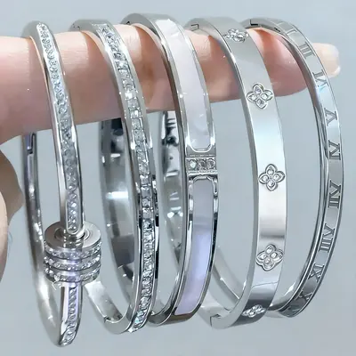 Cross-Border Best-Selling Fashion Versatile Women's Bracelet Lightweight Luxury Premium Feel European and American Non-Fading Exquisite Zircon Starry Bracelet